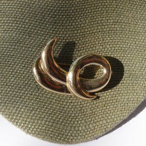 Women`s gold tone wave swirl brooch pin. 2 inches